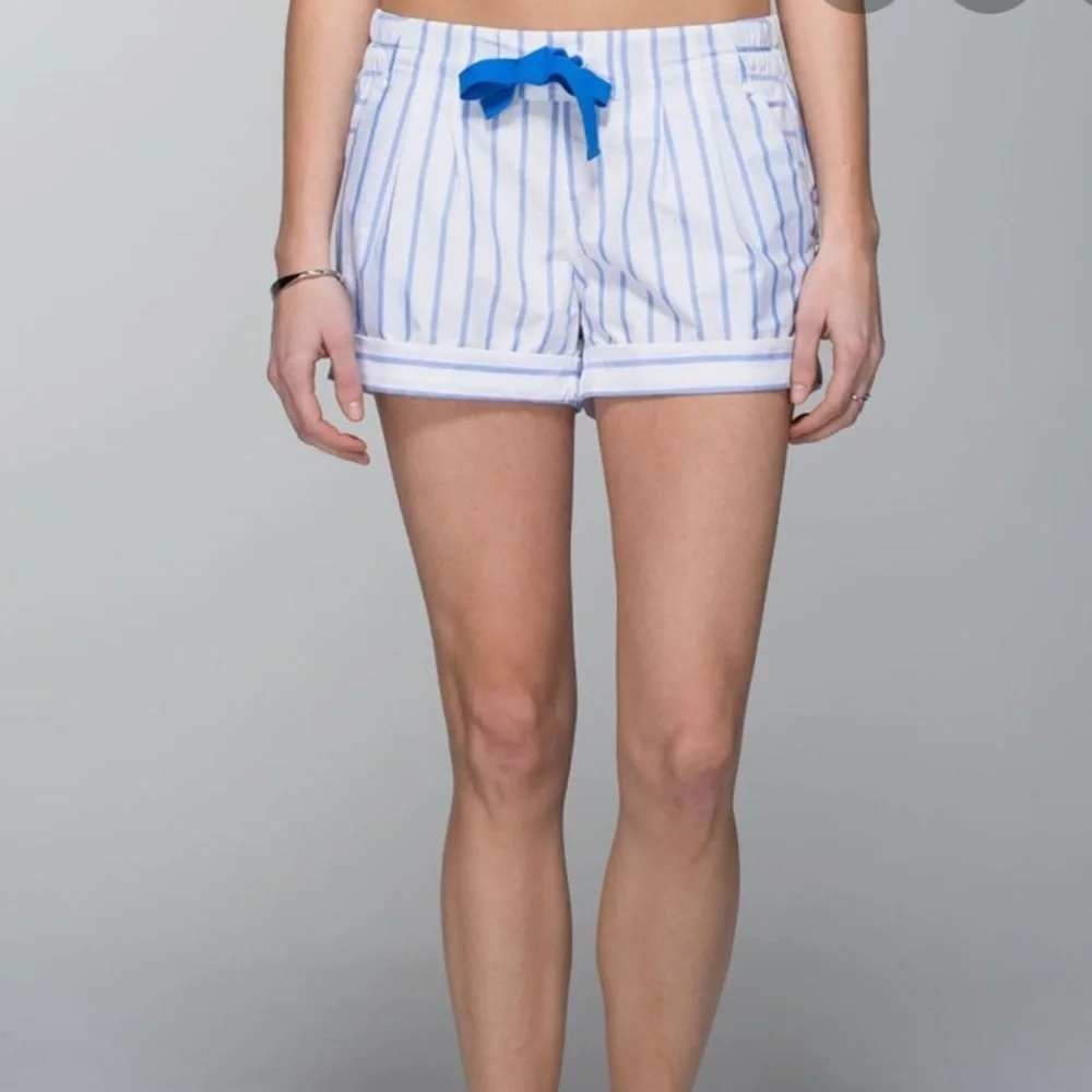 Lululemon Spring Break Away Shorts Blue/White Striped Drawstring Cuff Hem SZ 12
